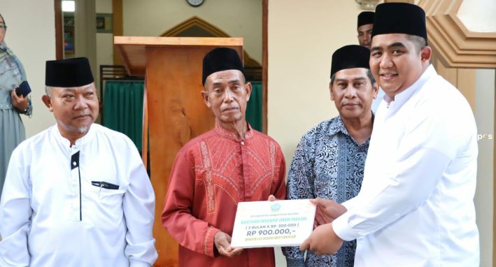 Safari Ramadan Perdana, Bupati Serahkan Insentif Guru Ngaji hingga Imam Masjid