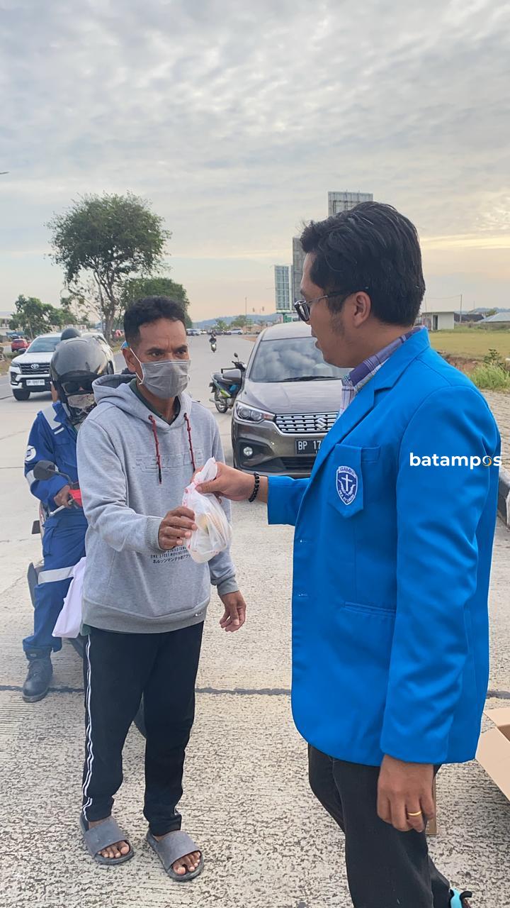 Aktivis GAMKI Kepri dan Pemuda Gereja Bagikan Paket Takjil ke Pengguna Jalan Raya