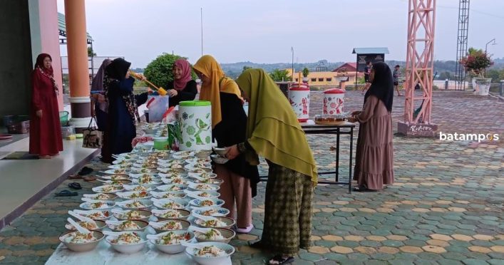 Masjid Besar Baitul Makmur, Tanjunguban Sediakan Makanan dan Minuman Takjil Selama Ramadan