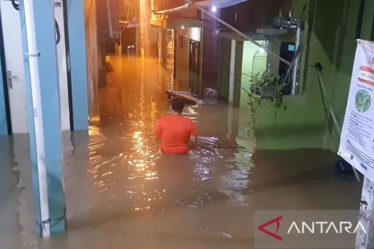 16 RT di Jakarta Terendam Banjir saat Sahur