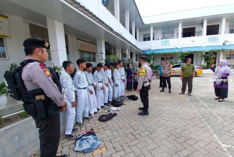 Merokok dan Nongkrong di Kedai Kopi Saat Jam Sekolah, Pelajar SMP Dicokok Polisi