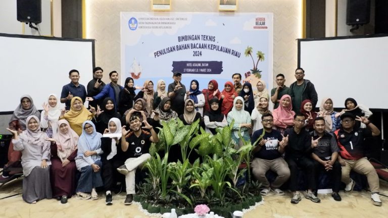 Kadisbudpar Batam Membuka Bimtek Penulisan Bahan Bacaan