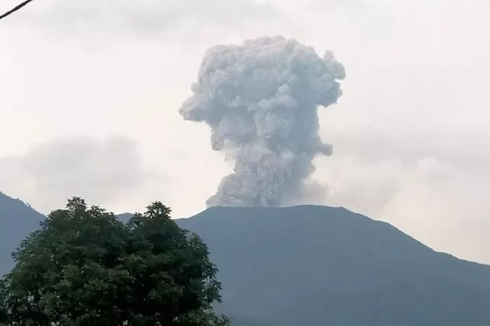 Gunung Marapi Erupsi, Bandara Minangkabau Ditutup Sementara