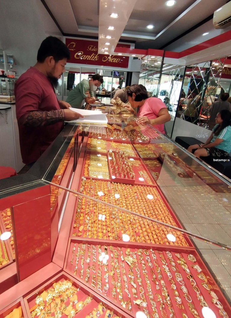 Harga Naik, Warga Ramai Jual Emas Untuk Persiapan Lebaran