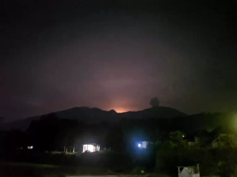 Bandara Internasional Minangkabau Ditutup Karena Abu Vulkanik Erupsi Gunung Marapi Sampai Padang Pariaman