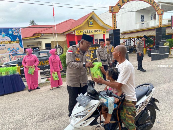 Tingkatkan Silaturahmi dengan Warga, Jajaran Polsek Moro Bagikan Makanan Berbuka