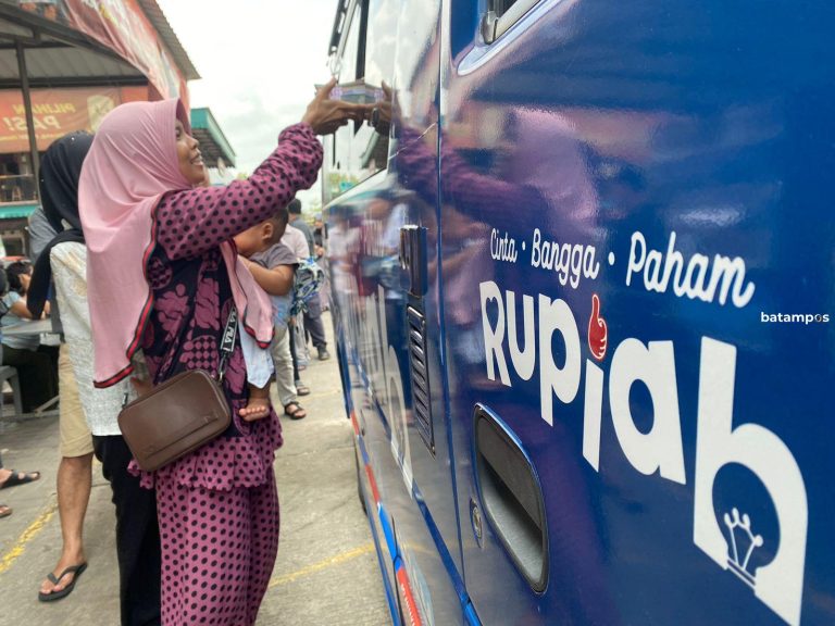 Warga Batam Berburu Uang Pecahan Baru Jelang Lebaran