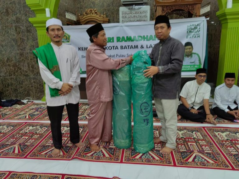 LAZ Batam Salurkan Sajadah Baru Untuk Musala dan Masjid di Batam