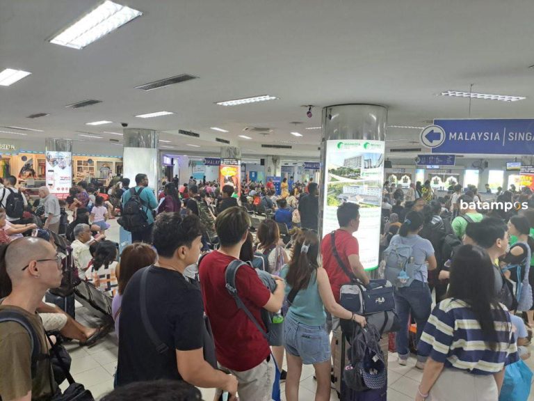 Ribuan Penumpang Keluar Negeri Dari Pelabuhan Batam Center