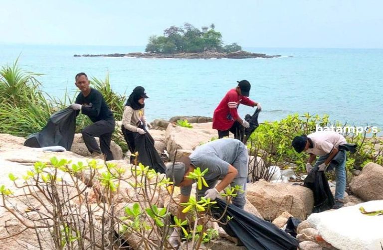 Komitmen Jaga Lingkungan dengan Aksi Bersih-bersih Pantai