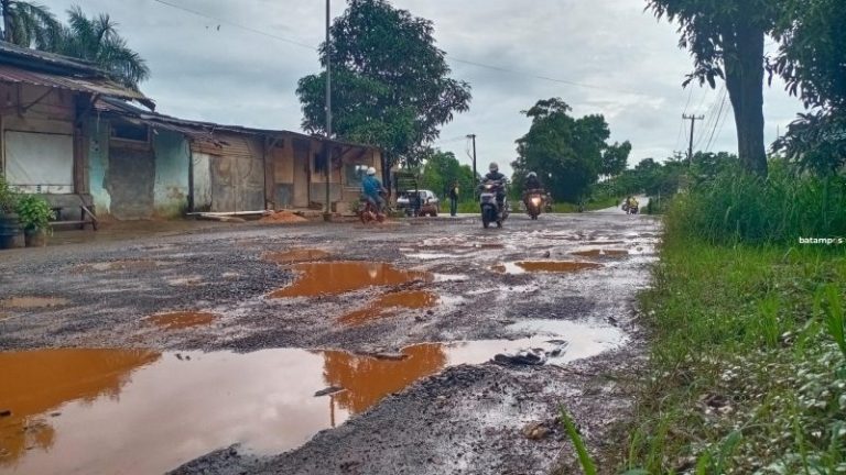 Jalan Rusak Menuju Pelabuhan Sagulung Semakin Parah