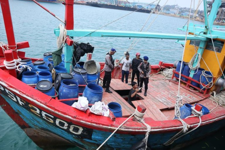 Mematikan AIS, Modus Kapal Asing Mencuri Ikan di Perairan Indonesia