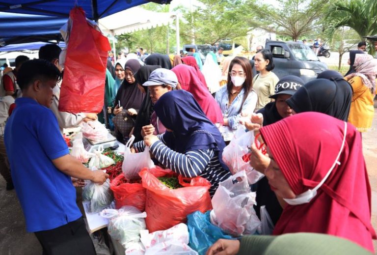 Sembako Mahal, Ibu-Ibu Kejar Operasi Pasar Murah TPID