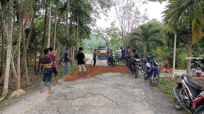 Jalan Tak Kunjung Diperbaiki, Warga Batu Putih Ramai-ramai Timbun Tanah Merah