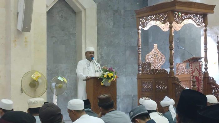 Bupati Karimun Salat Tarawih Perdana di Masjid Agung