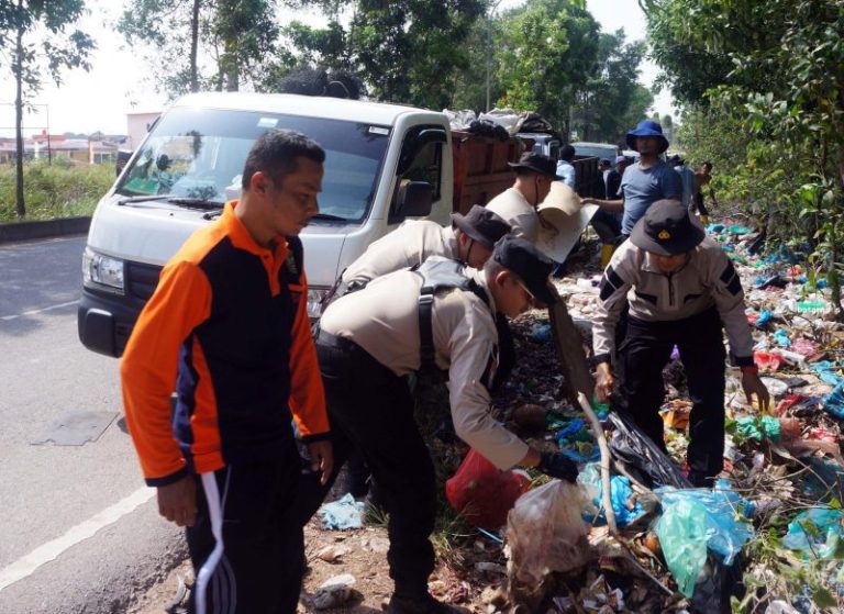 Polsek dan Pegawai Kecamatan Batuaji Goro Bersihkan Sampah di Pinggir Jalan