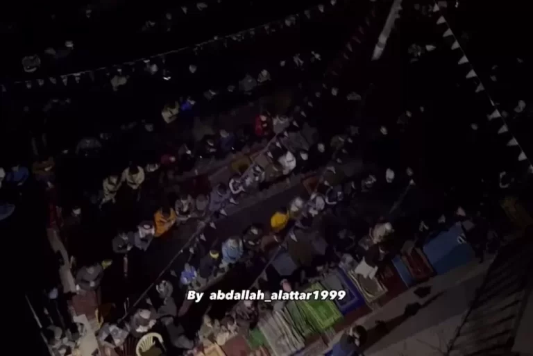 Warga Gaza Tetap Tunaikan Sholat Tarawih Meski Tanpa Lampu dan Dikelilingi Bangunan Rusak