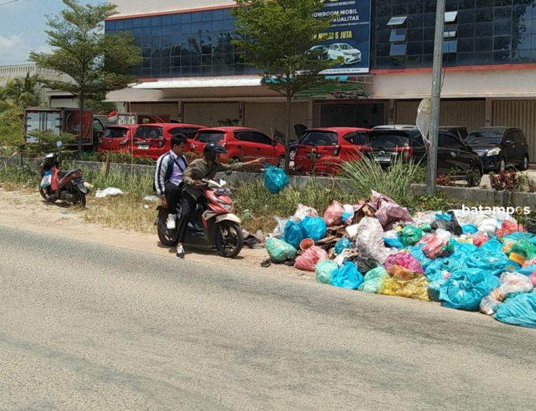 Sampah Menumpuk di Jalan Kampung Air