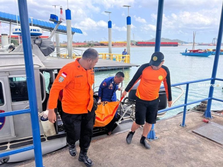 Basarnas Evakuasi Mayat yang Diduga Kru Kapal MV Utopia yang Hilang di Perairan Singapura