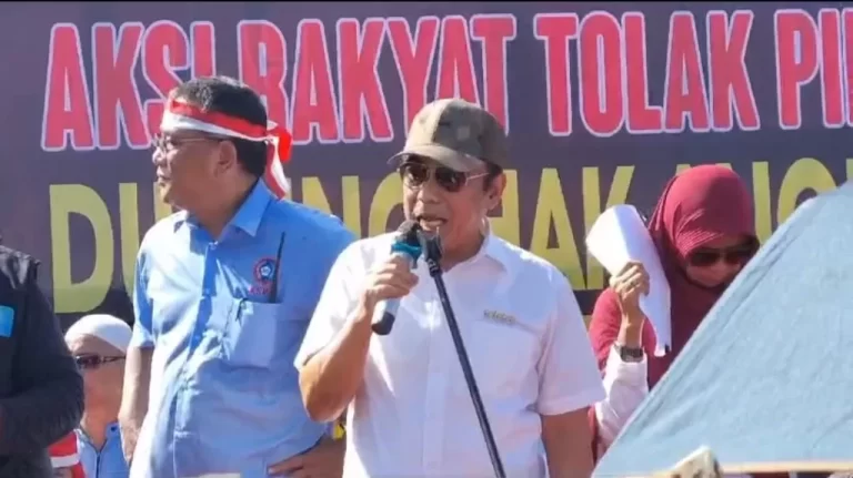 Mantan Menag Minta Jokowi Mundur dari Jabatannya Saat Ikut Demo di Gedung DPR