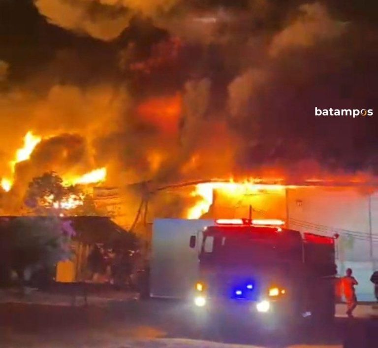 Pabrik Plastik di Kabil Dilalap Si Jago Merah