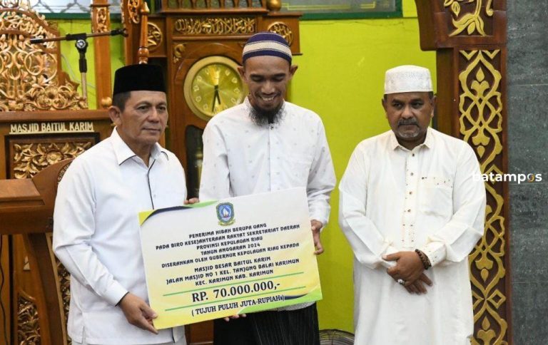 Gubernur Kepri Ansar Ahmad Berikan Bantuan Rp 70 Juta ke Masjid Baitul Karim