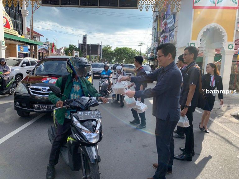 BPR DMS Tanjungpinang Kembali Berbagi Takjil Buka Puasa