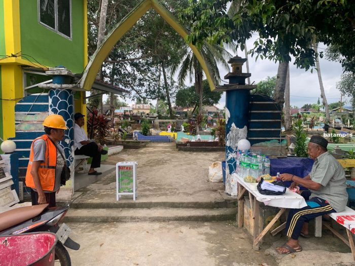 Mengais Rezeki di Gerbang Pemakaman
