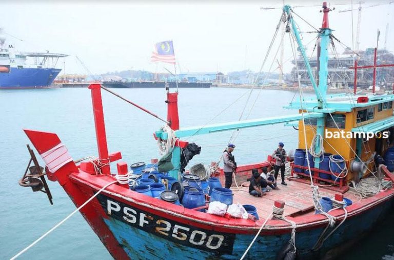 Kapal Berbendera Malaysia Curi Ikan di Perairan Indonesia