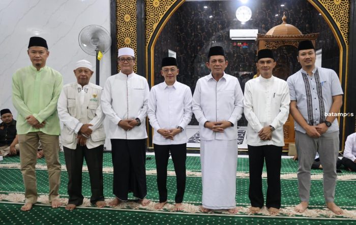 Gubernur Ansar Berbuka Bersama di Masjid Nurussa’adah Tanjungpinang, Serahkan Bantuan Rp57 Juta
