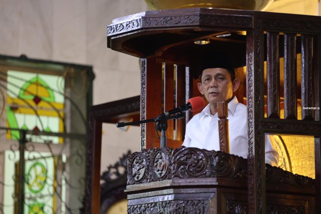 Gubernur Ansar Khutbah Jumat di Hadapan Wapres RI, Doakan Masyarakat Diberi Kesehatan
