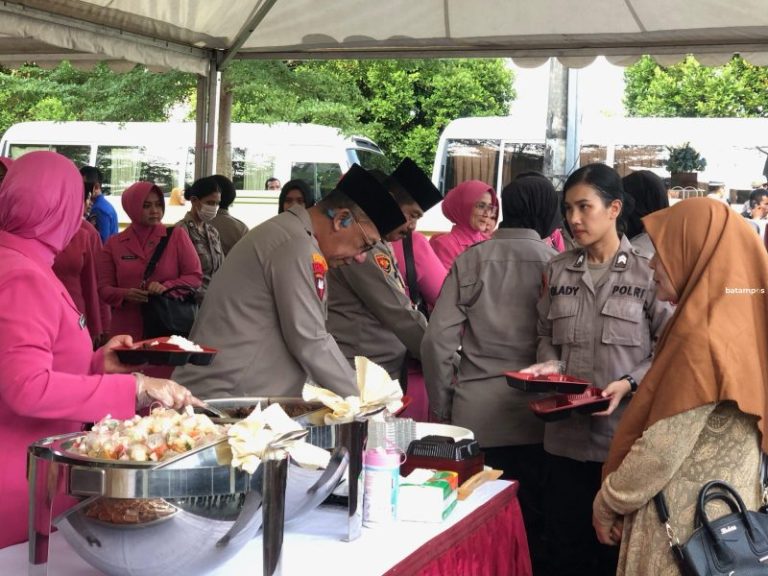 Kapolda Kepri Buka Puasa Bersama Masyarakat Tanjung Piayu, Bagikan 1.010 Paket Takjil