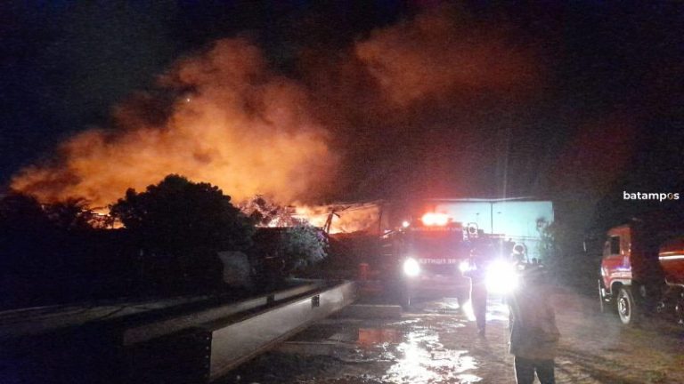 Polisi Dalami Penyebab Kebakaran Pabrik Plastik di Kabil