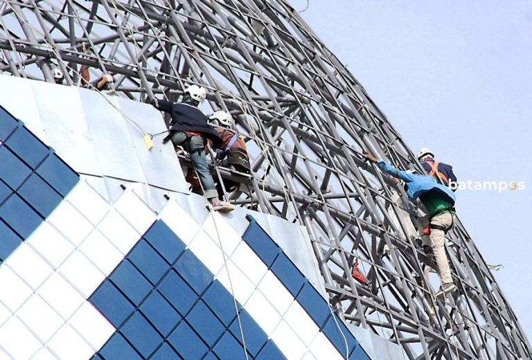 Molor, Rudi Ultimatum Adhi Karya Soal Penyelesaian Masjid Agung