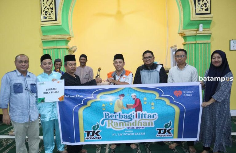 PT TJK Power Bersama Batam Pos Berbagi Iftar Ramadhan di Kampung Teluk Nipah