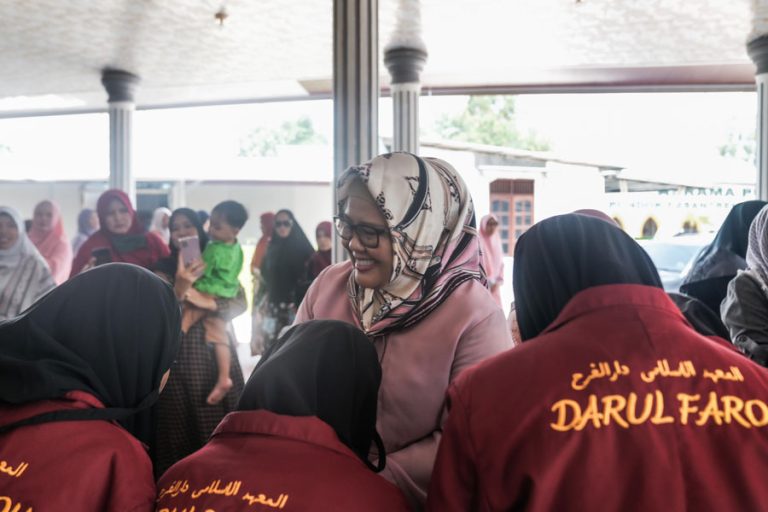 Ketua Umum Pikori BP Batam Serahkan Bantuan Sembako