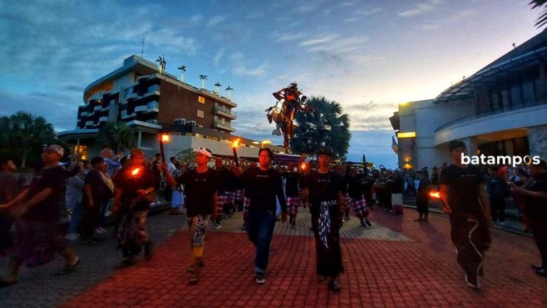 Pengunjung Antusias Saksikan Parade Ogoh-Ogoh di Festival Budaya Hartmony Lagoi