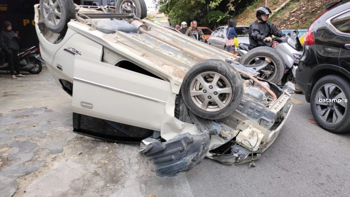 Bersenggolan dengan Avanza, Toyota Agya Putih Terguling di Jalan Teuku Umar
