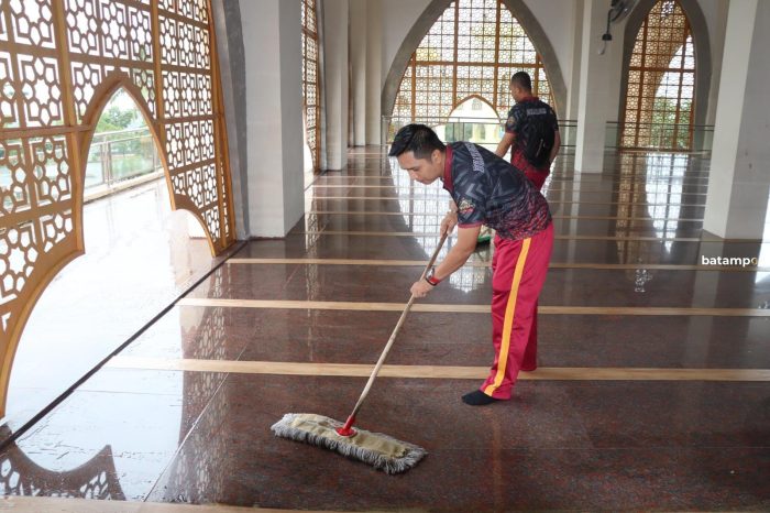 Jelang Ramadan, Jajaran Polres Karimun Bersih Bersih Tempat Ibadah