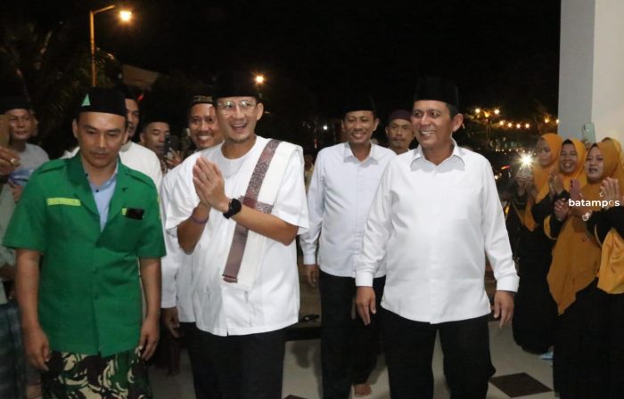 Gubernur Ansar & Menparekraf RI Terawih di Masjid Mukhtarul Arifin Tembesi