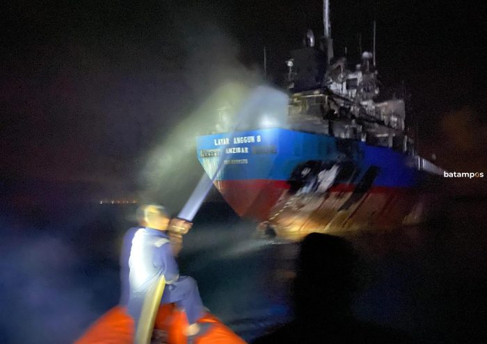 Kapal MV Layar Anggun 8 Kandas dan Terbakar di Perairan Berakit, Bintan