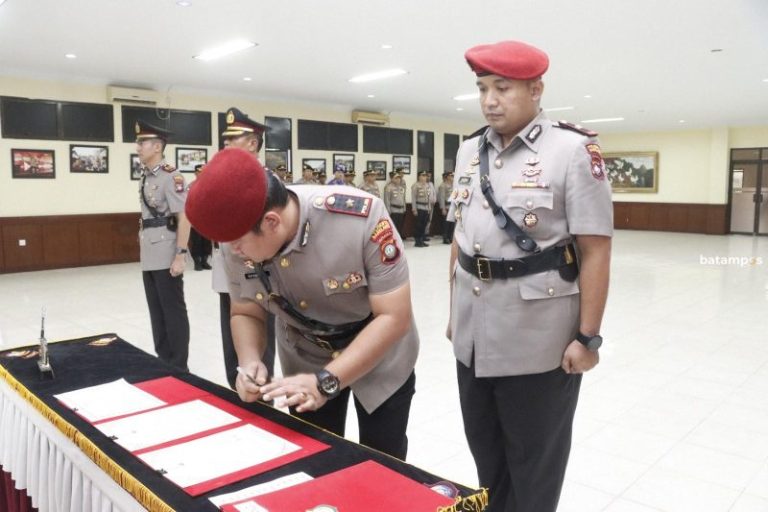 Kasat Narkoba dan Kapolsek Sekupang Berganti