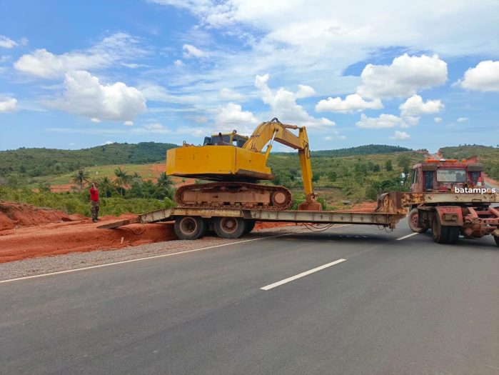 Roby Respon Cepat Potensi Tanah Longsor di Bahu Jalan Lintas Timur Bintan