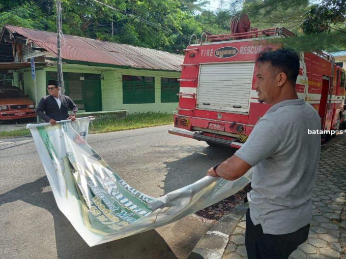 Bapenda Turunkan Spanduk Habis Masa Tayang