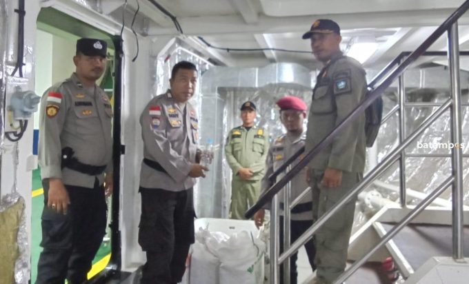 Polisi Sita 144 Botol Arak dalam Kemasan Air Mineral di Kapal RoRo
