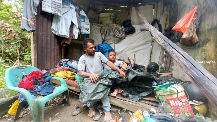 Tinggal di Gubuk Reyot, Sedih, Sri Hariyanto dan Anaknya Tidur dengan Jas Hujan jika Hujan Turun