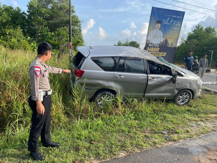 Toyota Innova Terguling usai Ditubruk Kijang LGX di Jalan Lintas Timur, Bintan