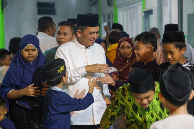 Gubernur Ansar Apresiasi Jamaah Masjid Darul Mukhlisin Tetap Istiqomah di Akhir Ramadhan
