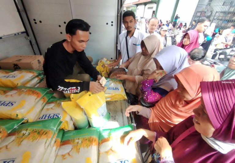 Operasi Pasar Murah di Batuaji Diserbu Ibu-Ibu
