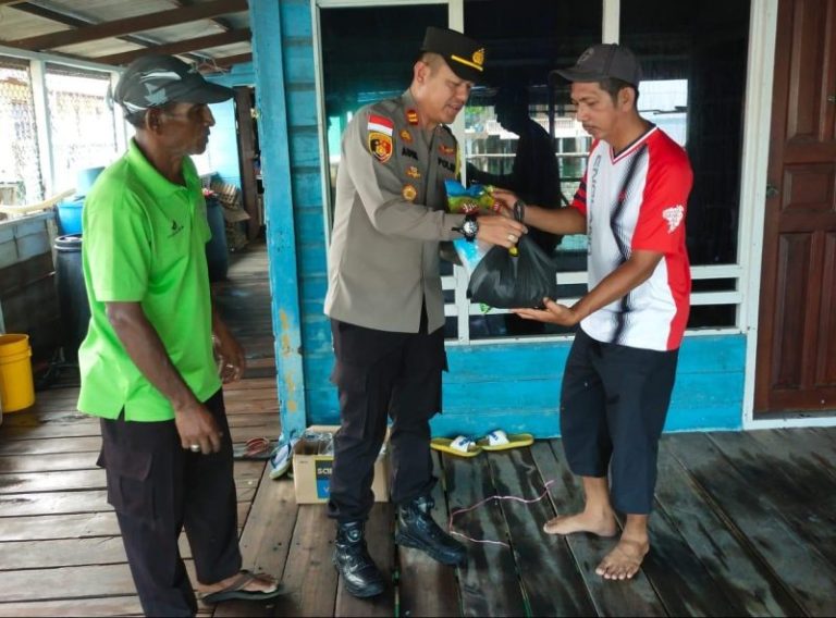 Kerugian hingga Rp 200 Juta, Polisi Bantu Sembako Korban Kebakaran di Belakang Padang